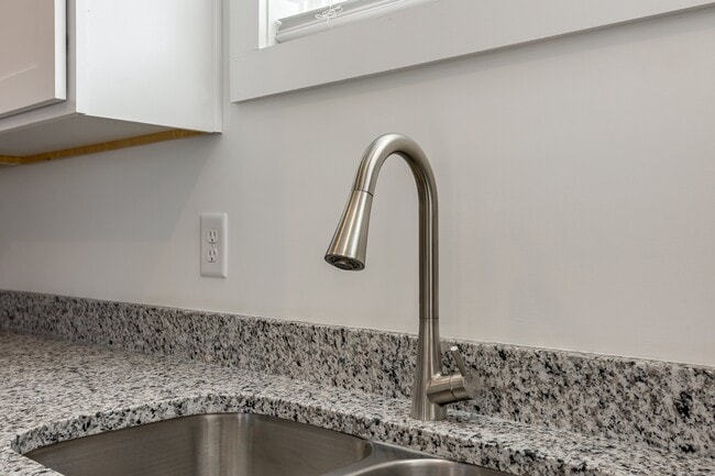 Building Photo - 913 W Virginia Ave