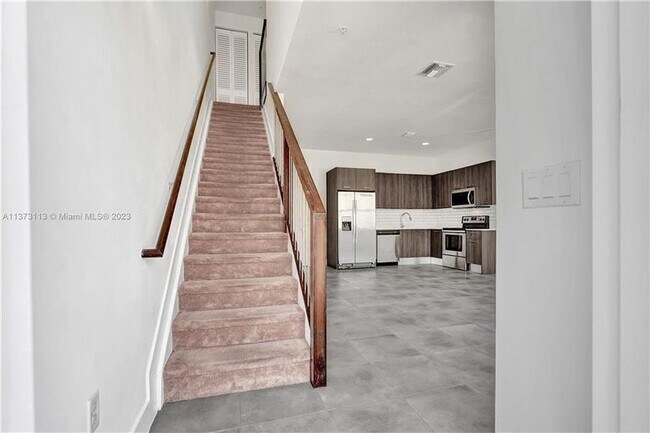 Building Photo - 400 NE 35th Ct