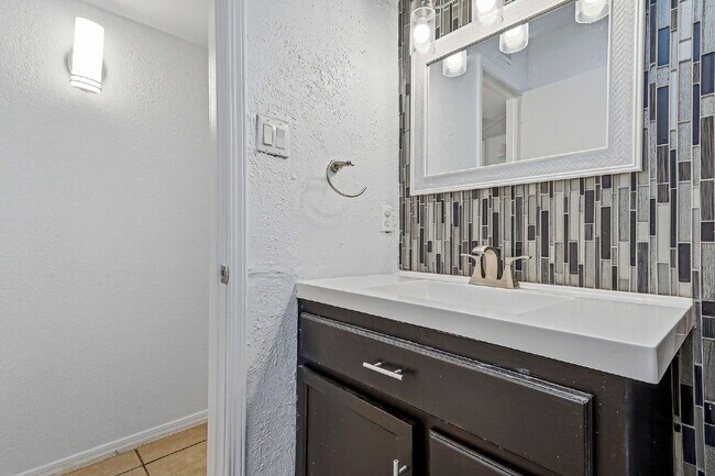 Building Photo - 3 bed 2 bath house with a studio