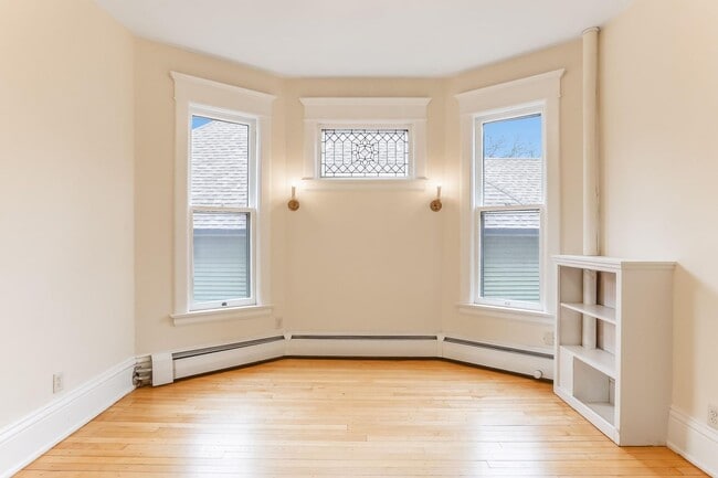 Building Photo - Stunning oversized 2 Bed/2Bath Condo in Cr...
