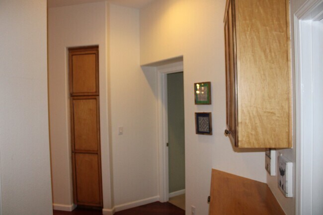 Building Photo - Gorgeous Single Story 3 Bedroom, 2 Bath wi...