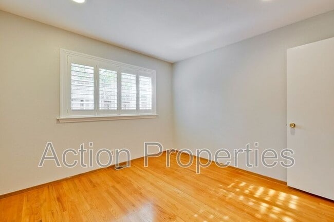 Building Photo - 1650 Goldfinch Way