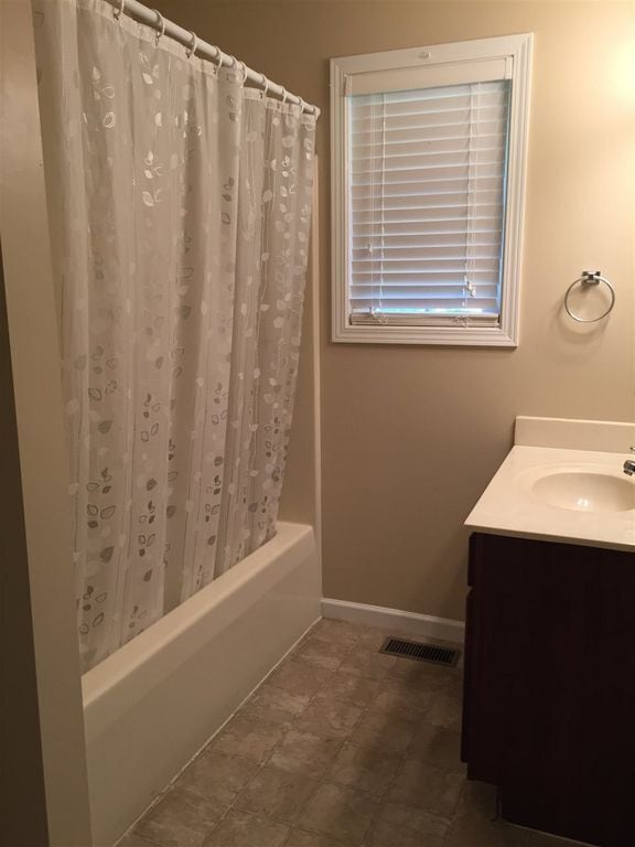 Building Photo - 2 bedroom Townhome: Oaklawn Park!