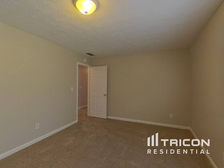 Building Photo - 1400 Meadow Ct