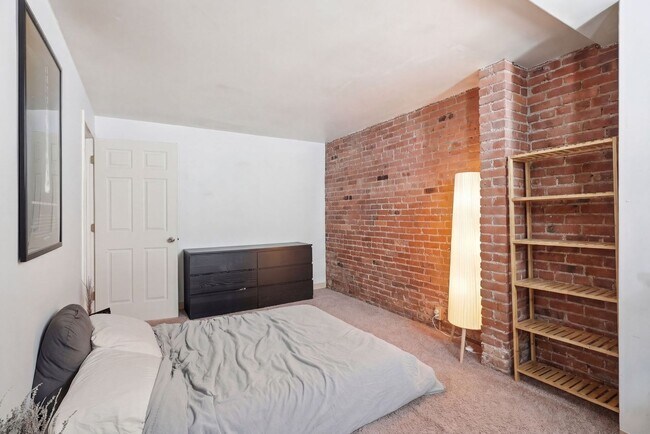 Building Photo - Amazing 2 bed in Fenway.... Close to NEU