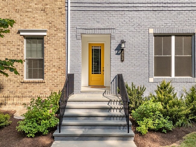 Building Photo - 4 bedroom 4.5 bath townhouse @ Midtown!
