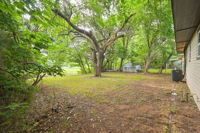 Building Photo - 3501 Sycamore Dr