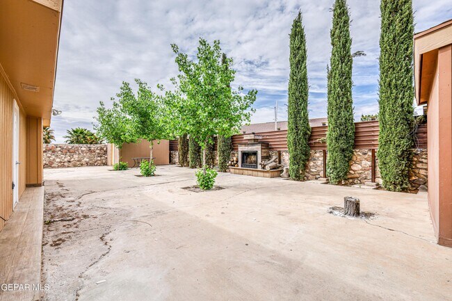 Building Photo - 5733 Saplinas Rd