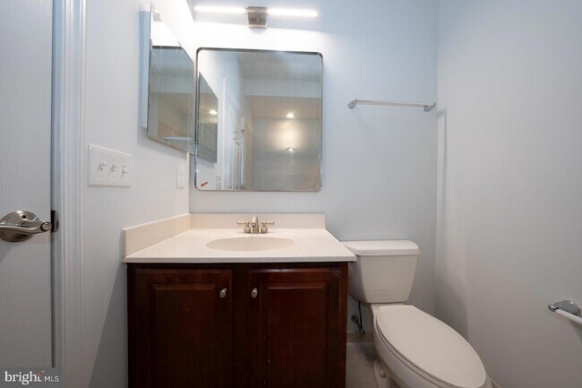 Building Photo - 300 W Elm St