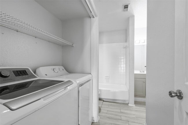 Building Photo - 8703 Victorian Village Dr