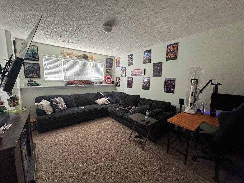 Building Photo - 2690 Gardenia Ave