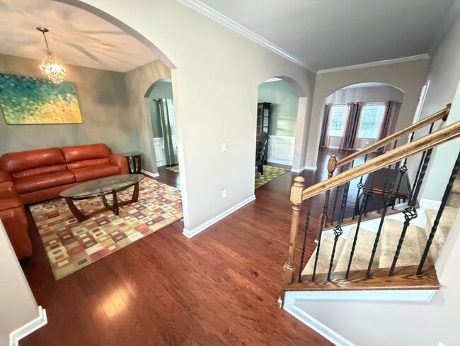 Building Photo - Expansive 5-Bedroom, 3-Story Home in Desirable Harrisburg Neighborhood