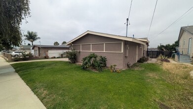 Building Photo - Emerald Hills Home with Garage