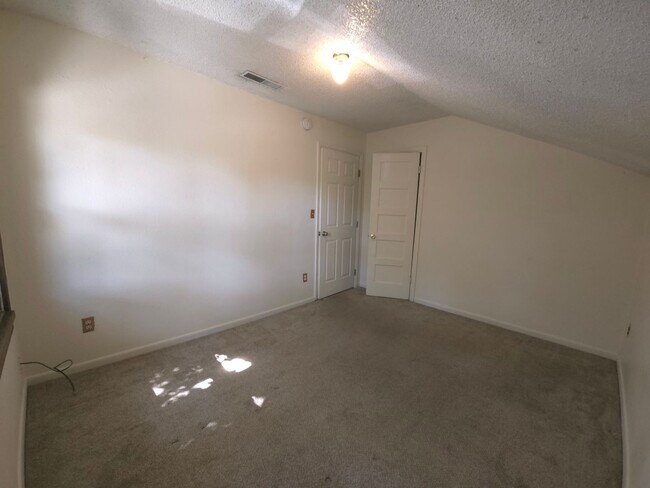 Building Photo - 943 Broadway