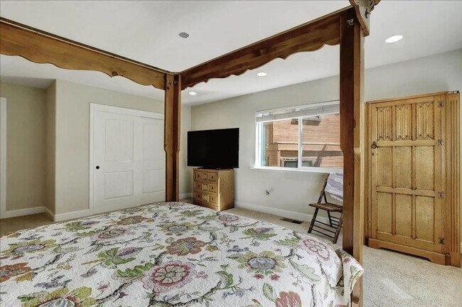 Building Photo - Lake View, 5 bedroom, 3 bath home in gated...