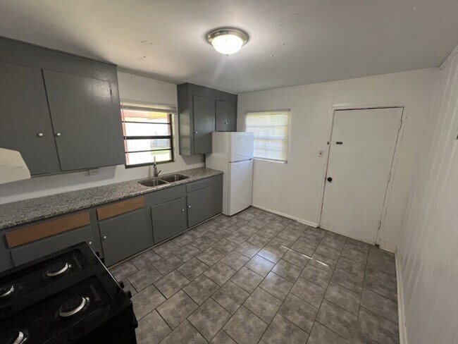 Building Photo - Charming 2 Bedroom Duplex on Sunshine Rd