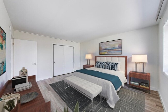 Building Photo - 600 S York St