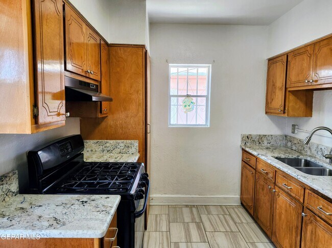 Building Photo - 618 N Estrella St