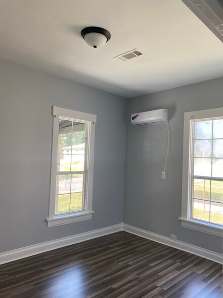 Building Photo - 717 Baker St