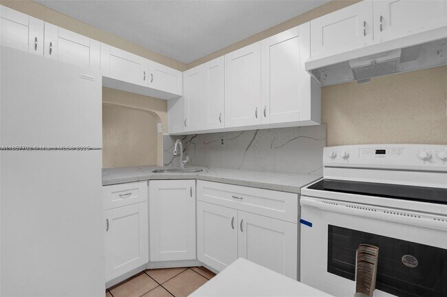 Building Photo - 17255 SW 95th Ave