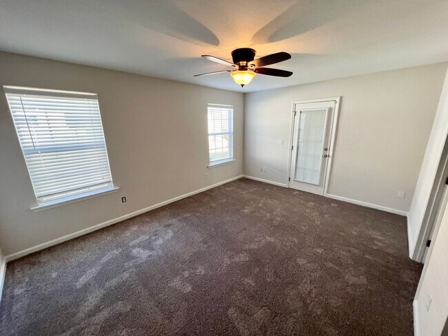 Building Photo - Screened in Porch and 2 Car Garage!
