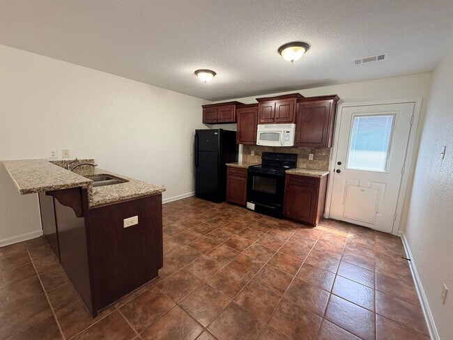 Building Photo - Affordable, Adorable & Move-In Ready!