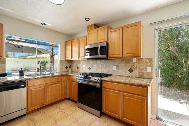 Building Photo - 864 S Mountain View Dr