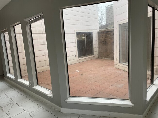Building Photo - 526 Meadow Knoll Dr