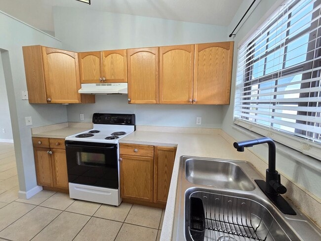 Building Photo - Charming 2 Bed / 1 Bath Annual Rental in Port Charlotte
