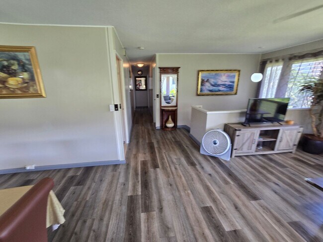 Building Photo - Central, 4 Parking Available, Furnished or...