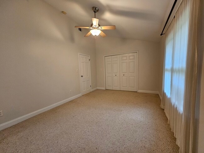 Building Photo - 492 Hemlock Dr