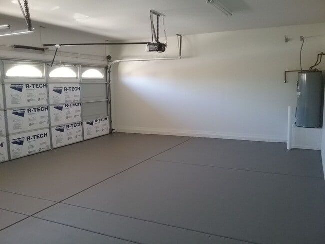 Building Photo - Spacious 5 bedroom home.