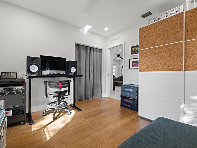 Building Photo - 1009 NW 11th Ct