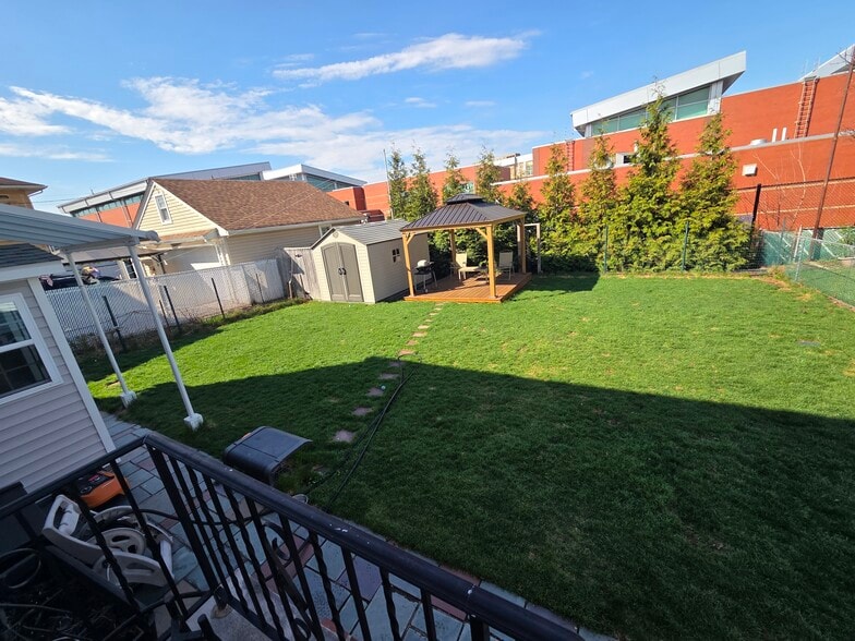 Building Photo - 223 Ray St