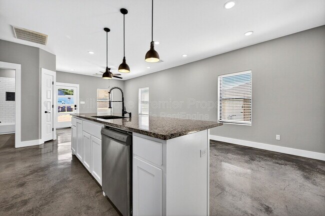 Building Photo - 1507 S 7th Ave