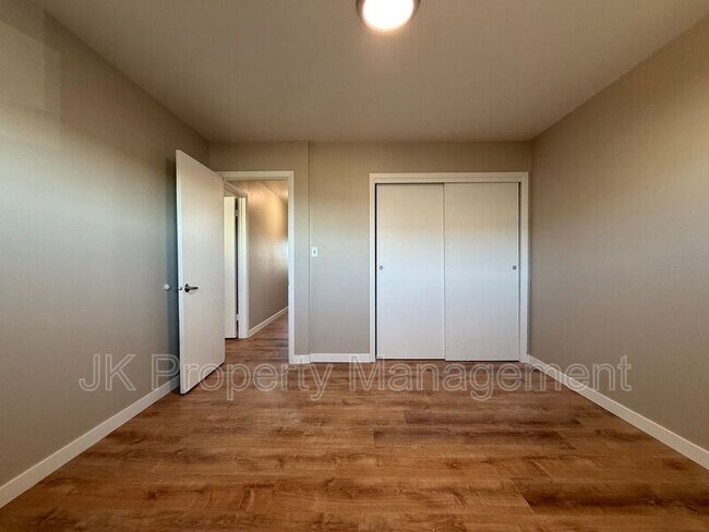 Building Photo - 2100 4th St NE