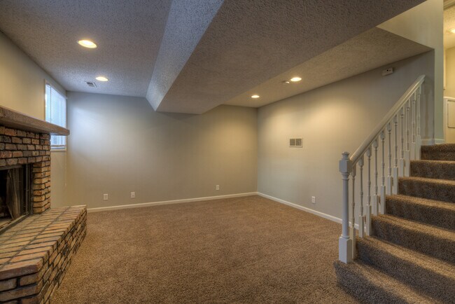 Building Photo - Convenient location! Side Split in Western Omaha.