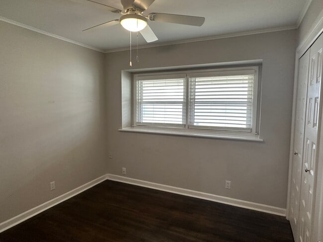 Building Photo - This home is adorable and move in ready!