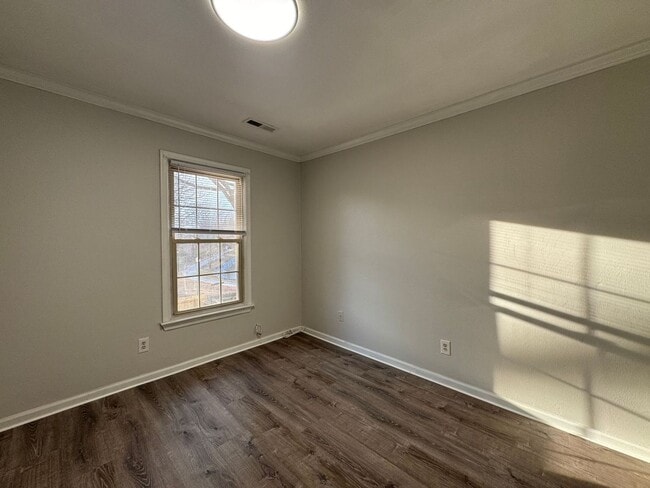 Building Photo - Charming, end-unit brick townhome! *ASK ABOUT OF ZERO DEPOSIT*