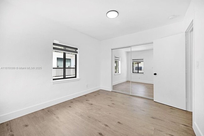 Building Photo - 12400 NE 11th Ct