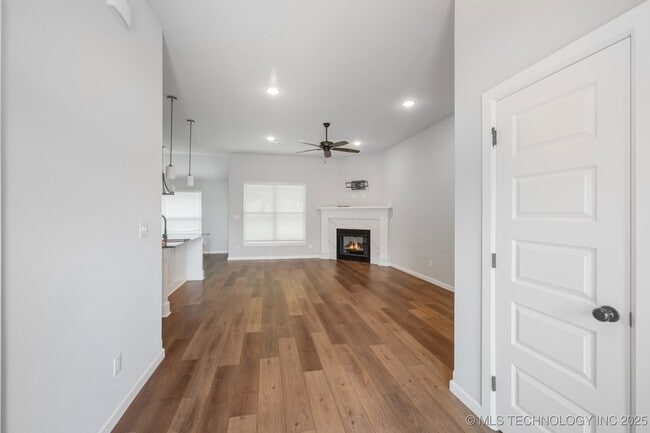Building Photo - 6370 E 146th St S