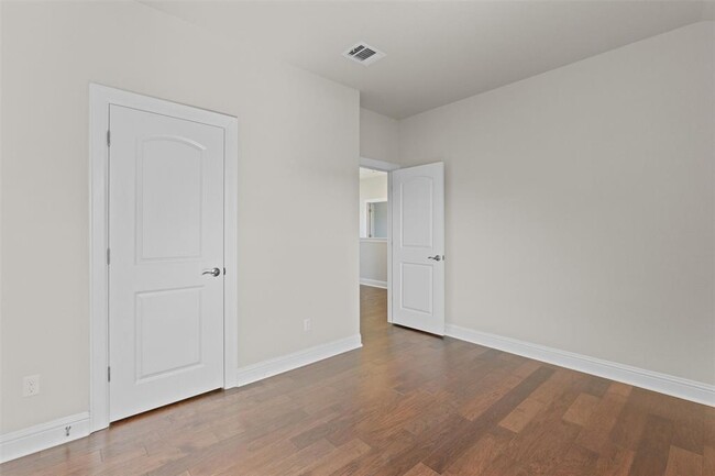 Building Photo - 205 Riverhill Cv