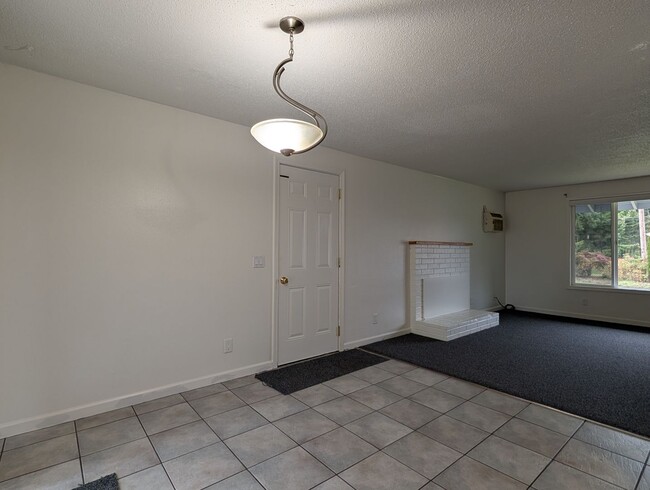 Building Photo - Lovely Updated 3-Bedroom, 1-Bath Home ~ Fu...