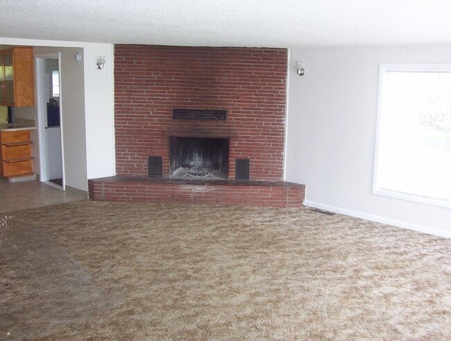Building Photo - COLUMBIA RIVER Waterfront Home with Access on 1.5 Acres