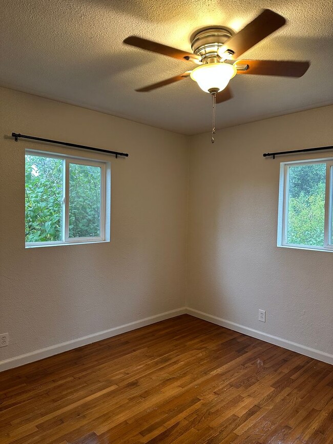 Building Photo - Updated & Charming 3 Bedroom Home with Fan...