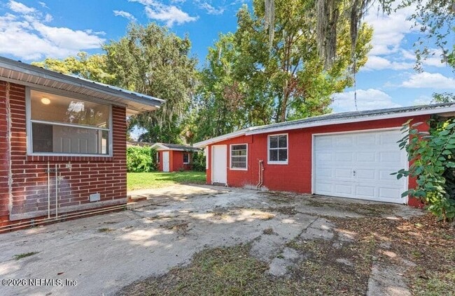 Building Photo - 7115 Lucky Dr E