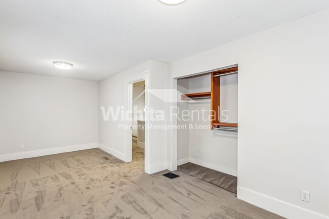 Building Photo - 2 bedroom duplex - College Hill