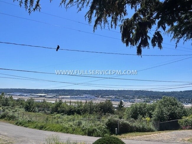 Building Photo - Exceptional South Beacon Hill 3 BD 2 BA! Huge Deck!
