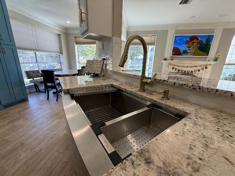 Building Photo - 4010 Crestwood Dr