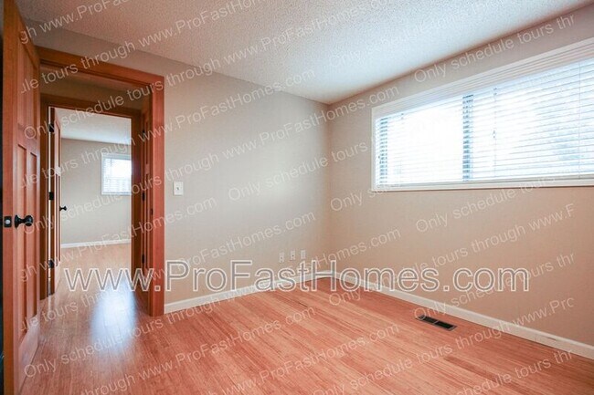 Building Photo - 14210 SW Rochester Dr